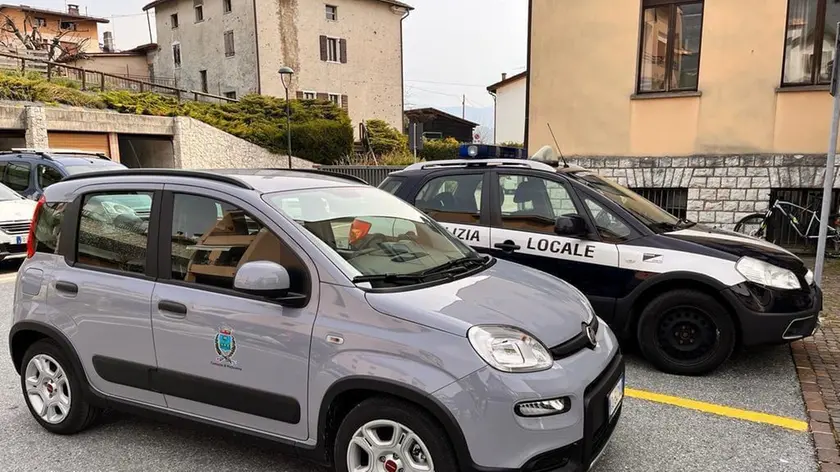 L’auto in dotazione alla polizia locale di Pedavena insieme a un altro veicolo in dotazione al Comune