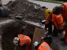 GIAN PAOLO PERONA- perona- agordo- in zona la muda durante gli scavi di interramento di fibra ottica si rompe una conduttura del gas