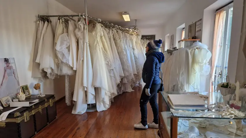 Abiti da sposa disponibili per il noleggio e l’acquisto in uno degli edifici della Vena d’oro che ospita il Charity shop di Nuovi Orizzonti;