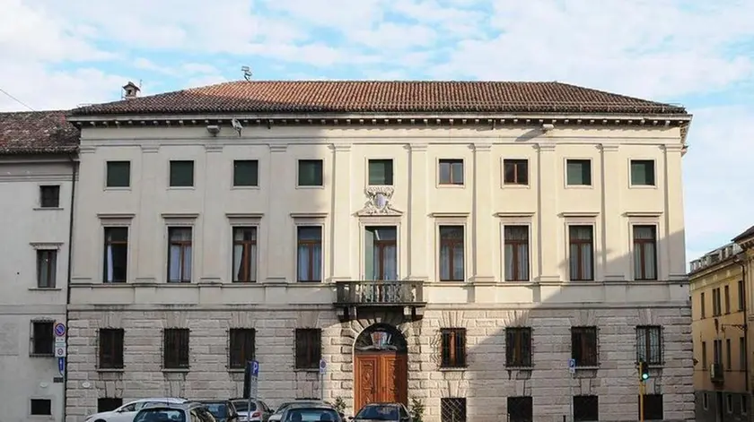 Palazzo Piloni, sede della Provincia di Belluno, senza le bandiere esposte - In alto la sede dell'ente a Palazzo Piloni A sinistra il consiglio provinciale che entro fine mese vota il bilancio