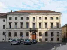 Palazzo Piloni, sede della Provincia di Belluno, senza le bandiere esposte - In alto la sede dell'ente a Palazzo Piloni A sinistra il consiglio provinciale che entro fine mese vota il bilancio