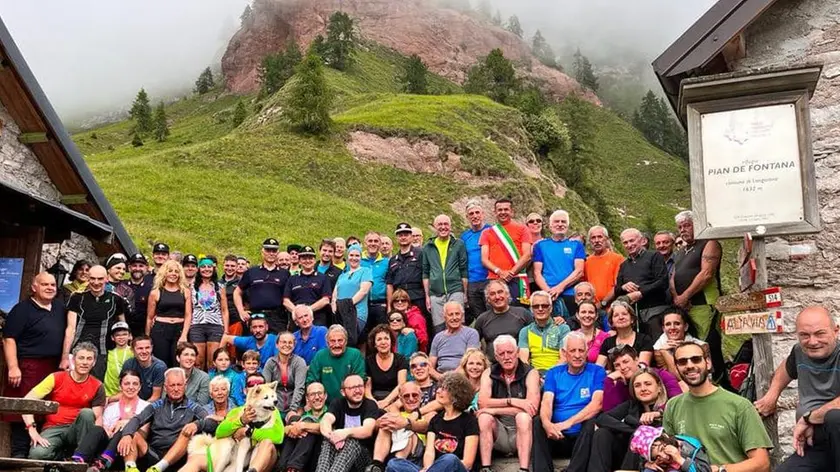 Foto di gruppo con il sindaco di Longarone Roberto Padrin e il presidente del Parco delle Dolomiti Ennio Vigne per i trenta anni del rifugio Pian de Fontana