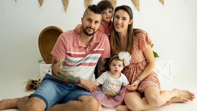 Valentina Dalla Cort con il compagno Fabio Zandomeneghi e i figli Nicolò e Noemi