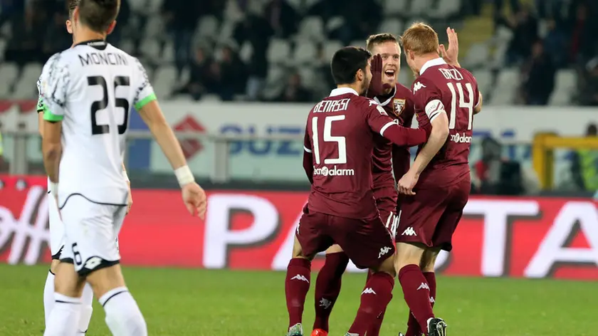 Alessandro Gazzi festeggiato dopo il gol