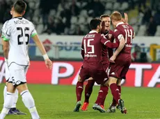 Alessandro Gazzi festeggiato dopo il gol