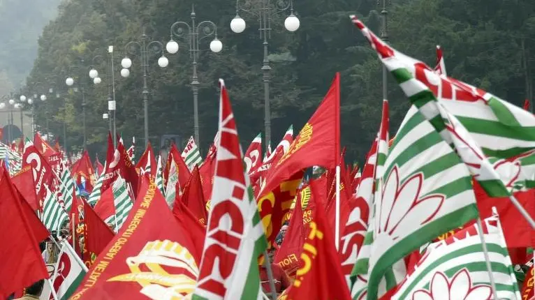 PROTESTA SCIOPERO MANIFESTAZIONE OPERAI METALMECCANICI A VICENZA. FOTO SIMBOLO BANDIERE SINDACATO CGIL CISL UILUna manifestazione sindacale: nel 2006 arriva la Borsa del lavoro