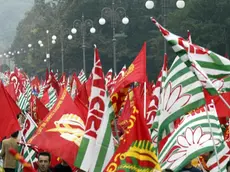 PROTESTA SCIOPERO MANIFESTAZIONE OPERAI METALMECCANICI A VICENZA. FOTO SIMBOLO BANDIERE SINDACATO CGIL CISL UILUna manifestazione sindacale: nel 2006 arriva la Borsa del lavoro