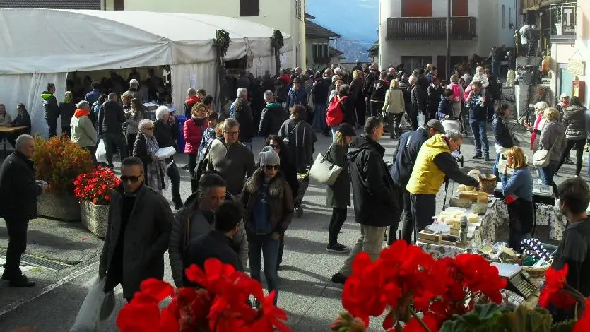 La fiera del pom prussian a Faller è apprezzatissima dai turisti
