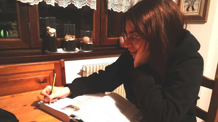 Nicole Filipputti intenta a fare i compiti a casa