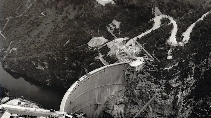 La diga dall’alto. Di fianco al camminamento, in costruzione, sulla destra si vede la cabina comandi (foto ditta Torno)