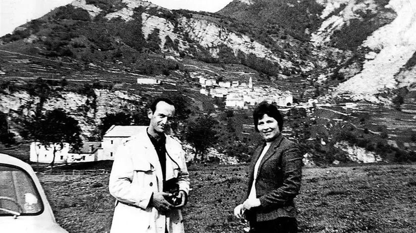 A destra la giornalista dell'Unità Clementina "Tina" Merlin, con il fotografo Giuseppe "Bepi" Zanfron
