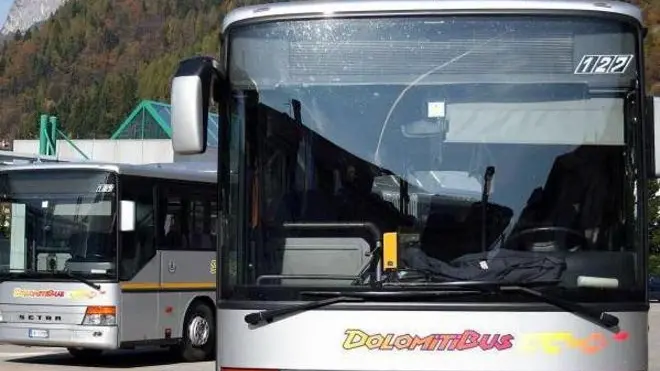 Agordo (BL), 26 Ottobre 2005, Stazione Dolomitibus - Agordo (BL), 26 October 2005, Dolomitibus station - Le tariffe pubblicate da Dolomiti bus sono in vigore dal 1º settembre