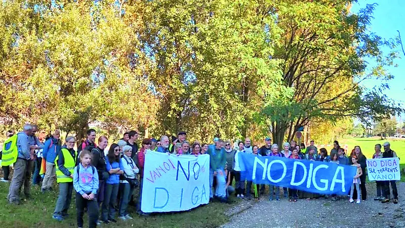 I partecipanti alla marcia di protesta contro la diga del Vanoi