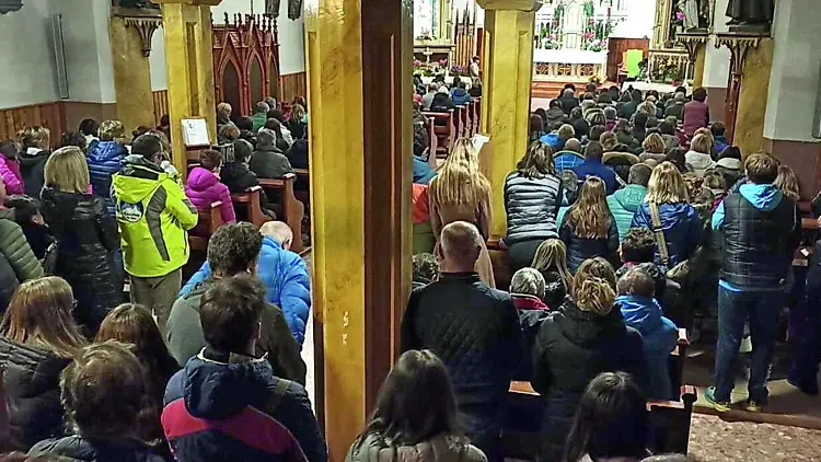 La chiesa di Pieve di Livinallongo gremita per la preghiera dedicata al ragazzo