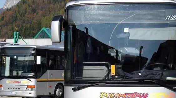 Agordo (BL), 26 Ottobre 2005, Stazione Dolomitibus - Agordo (BL), 26 October 2005, Dolomitibus station - Le tariffe pubblicate da Dolomiti bus sono in vigore dal 1º settembre