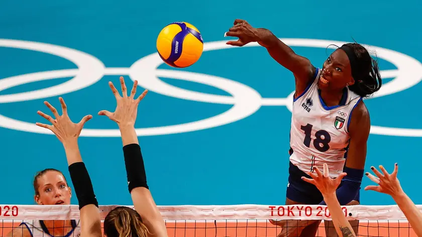 epa09370040 Paola Egonu (R) of Italy in action during the women's preliminary round pool B match between Italy and Turkey at the Volleyball events of the Tokyo 2020 Olympic Games at the Ariake Arena in Tokyo, Japan, 27 July 2021. EPA/MAST IRHAM