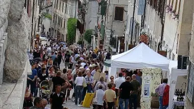 Turisti in cittadella per la mostra di artigianato