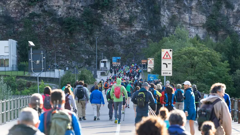 Un momento della pedonata sui Percorsi della memoria del Vajont edizione 2023