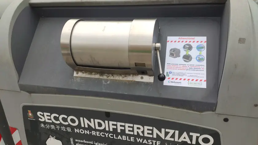 Feltre, una campana per la raccolta del secco con l'avviso della sostituzione delle calotte