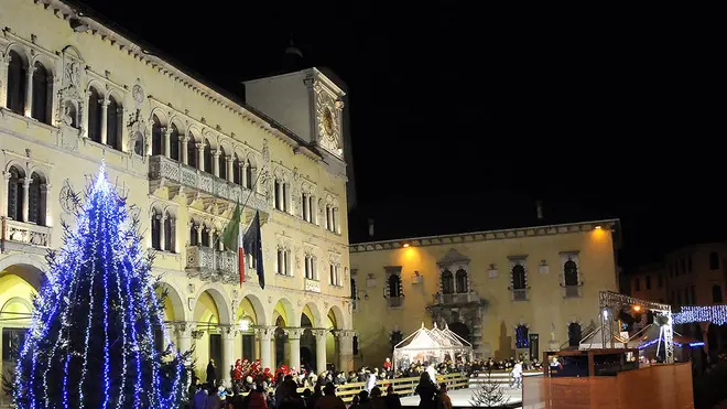 Inaugurazione della pista d pattinaggio su ghiaccio in piazza duomo