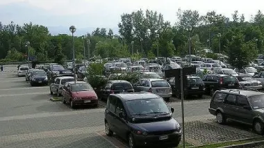 Auto in sosta al parcheggio di Lambioi Problemi per chi ha il bollo gratis