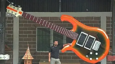 La chitarra «gigante» che è stata realizzata dalla azienda si trova a Cencenighe