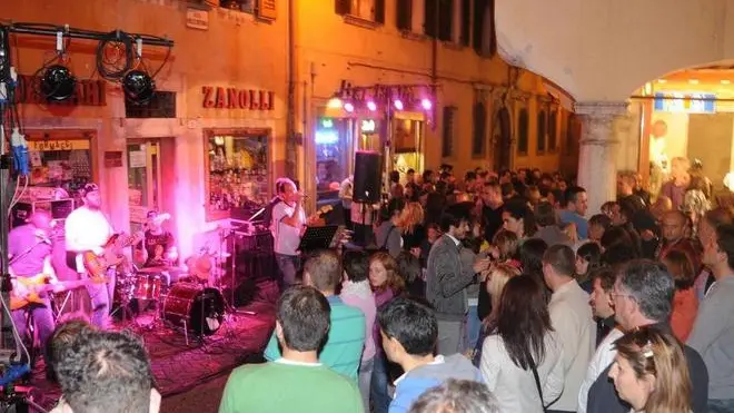 La notte rosa organizzata da Belluno la notte per festeggiare il passagio del giro d'Italia in città - l concerto dei Jpm all'Osteria Rialto in piazza delle Erbe