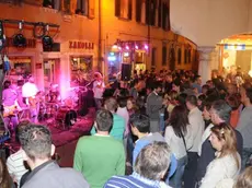 La notte rosa organizzata da Belluno la notte per festeggiare il passagio del giro d'Italia in città - l concerto dei Jpm all'Osteria Rialto in piazza delle Erbe