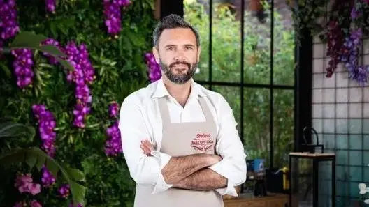 Il bellunese Stefano Berton con il grembiule della trasmissione “Bake off Italia”