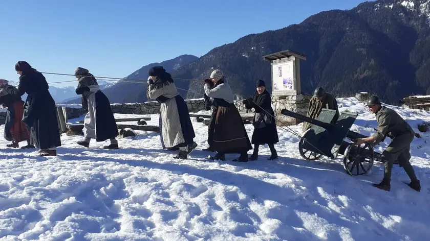 Un momento delle riprese del documentario sulle portatrici del Cadore durante la Grande Guerra