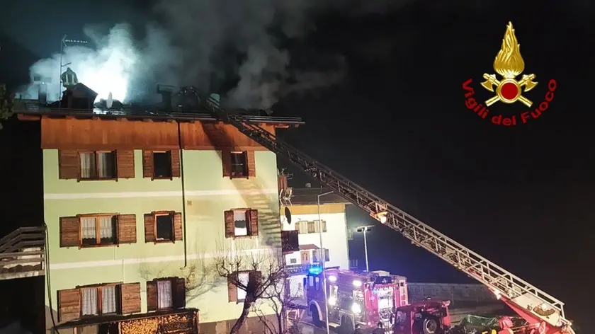 L'intervento dei vigili del fuoco per l'incendio del tetto di un'abitazione a San Pietro di Cadore