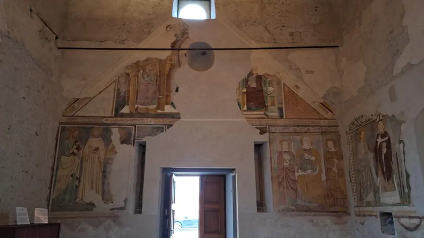 Una parte degli affreschi recuperati nella chiesa di San Bernardo a Cesana