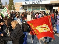 I lavoratori protestano davanti all’Acc di Mel