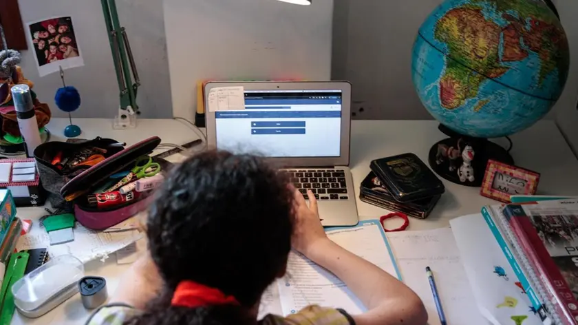 26/05/2020 Roma, studentessa segue lezione scolastiche a casa, in videoconferenza con gli altri studenti della classe