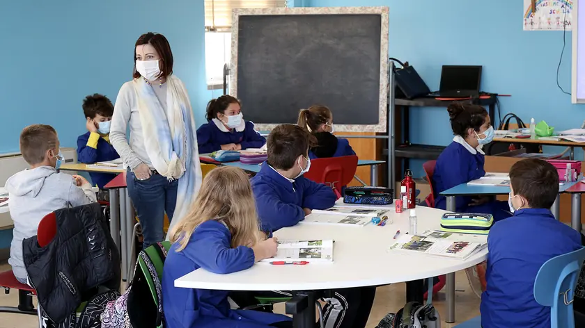 Un mese dall'inizio dell�anno scolastico alla Guido Negri di Vo' Euganeo, Padova, 5 ottobre 2020. Il primo comune d'Italia ad aver avuto un morto per pandemia, traccia un bilancio positivo dei giorni in aula, iniziati il 7 settembre e scanditi, una settimana dopo, dalla presenza del presidente della Repubblica Sergio Mattarella e della ministra dell'istruzione Lucia Azzolina. Su 650 alunni tra scuola dell'infanzia, elementari e medie sono i 50 gli studenti che hanno dovuto a sottoporsi a tampone nell'ultimo mese: tra questi non risulta alcun contagio da Covid. Nessuna classe è stata isolata. Oltre a quella sanitaria, Vo' vuole superare a pieni voti anche la gara della solidarietà . ANSA/NICOLA FOSSELLA