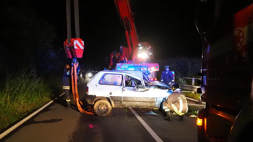 La Panda uscita di strada a Villabruna recuperata dall'autogru