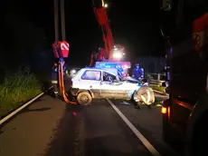 La Panda uscita di strada a Villabruna recuperata dall'autogru