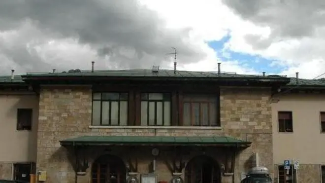 La stazione ferroviaria, capolinea delle tratte da Venezia e da Padova.