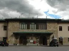 La stazione ferroviaria, capolinea delle tratte da Venezia e da Padova.