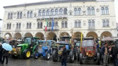 I trattori in fila, sullo sfondo la sede della Prefettura