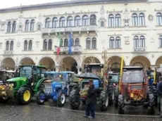 I trattori in fila, sullo sfondo la sede della Prefettura