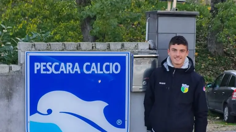 Alessandro Soricone davanti alla sede del Pescara