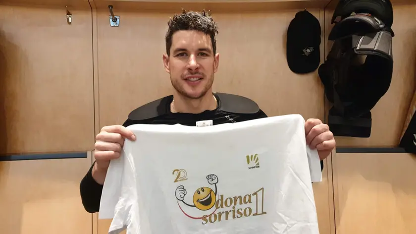 Il fuoriclasse dei Pittsburg Sidney Crosby con la maglia di Dona 1 sorriso
