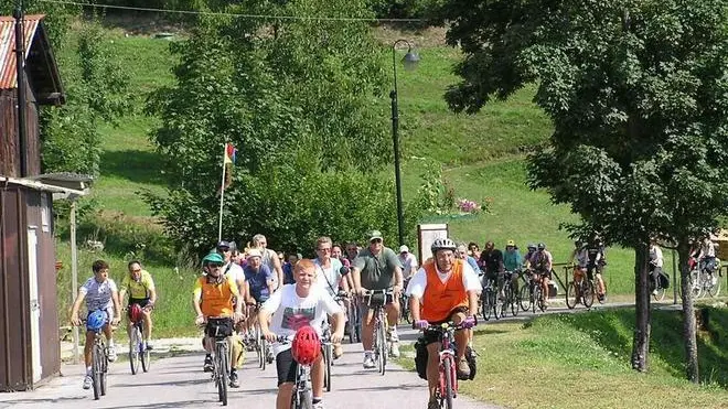 Appassionati delle due ruote sulla pista ciclabile di Valle di Cadore