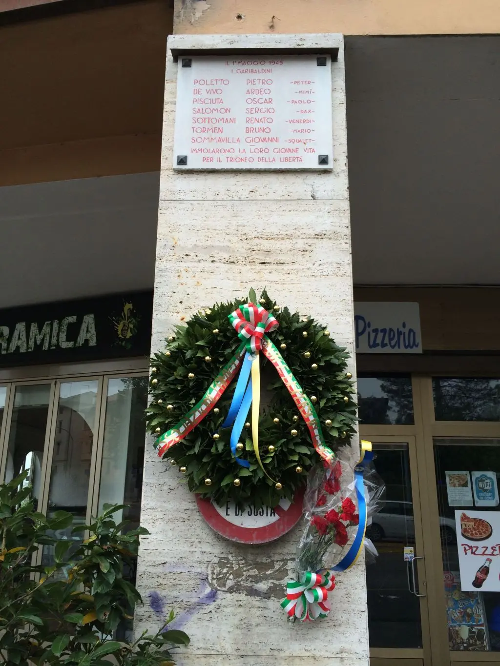 La lapide che commemora i sette partigiani caduti in piazzale Marconi