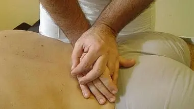Un massaggio di un fisio terapista