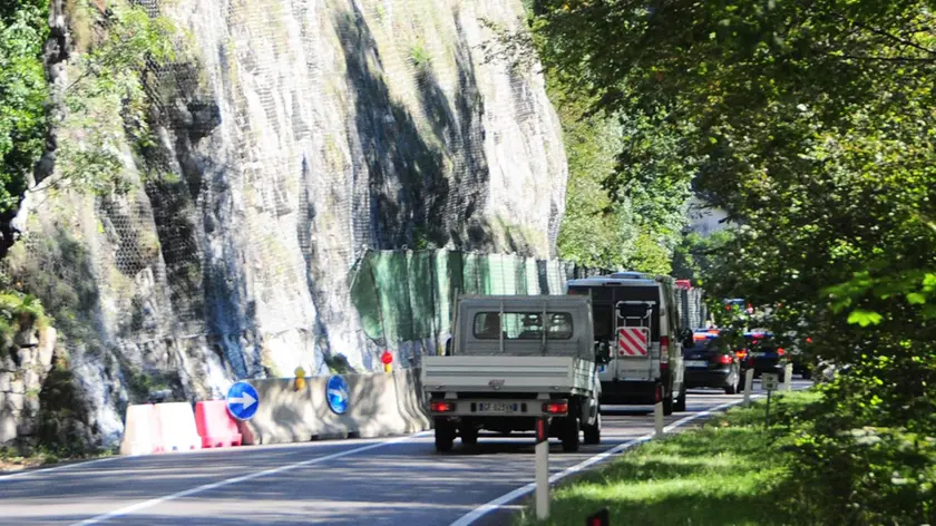 Il restringimento di carreggiata sulla Sr 203 Agordina alla Pissa per la bonifica della parete rocciosa