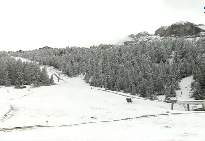 Crollo delle temperature e cime imbiancate nella notte tra venerdì e sabato 17 settembre. Le immagini dai rifugi, dal Sellaronda bike day, dal Cai e dagli appassionati