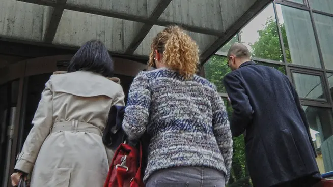 Il sindaco di Cortina Franceschi arriva in tribunale accompagnato dall'avvocato Prade