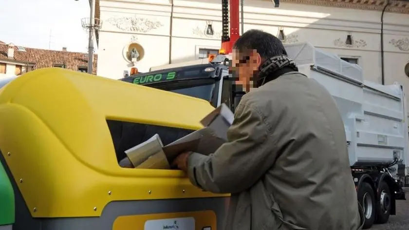 Belluno, 13 Novembre 2010. Dimostrazione in piazza dei Martiri del nuovo metodo di raccolta differenziata tramite le nuove campane e il nuovo camion per la raccolta